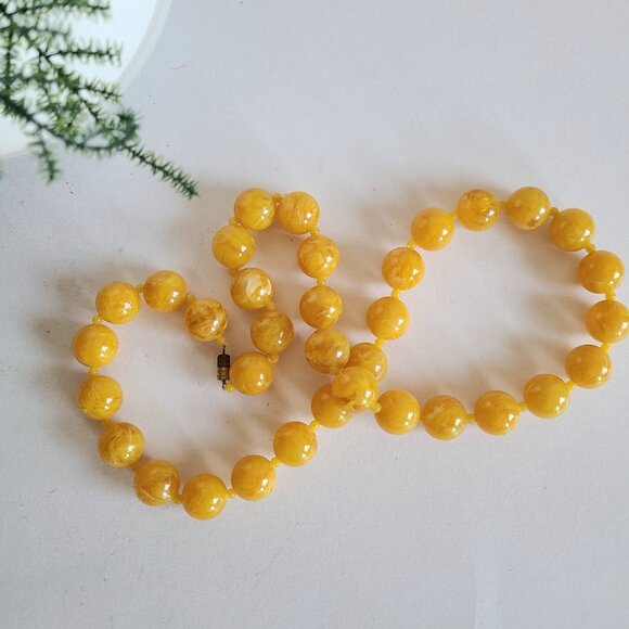 Vintage yellow round plastic Czech(?) beads necklace. Retro jewelry. - Picture 3 of 9